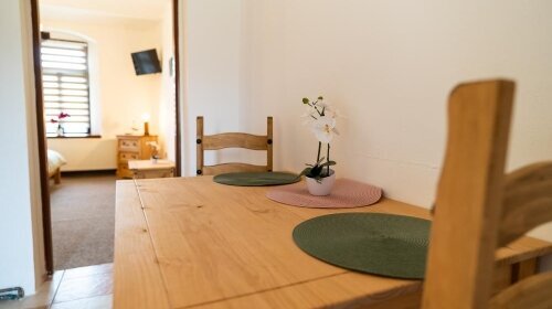 Standardmäßig ausgestattetes Zimmer mit drei Betten, Bad und eigenem Eingang vom Innenhof.