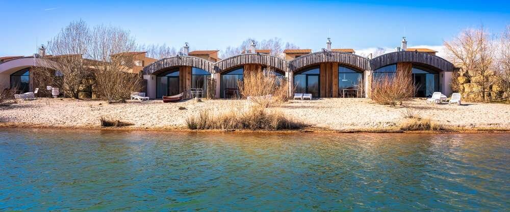 Ebenerdiges Dünenhaus Comfort mit eigenen Strandabschnitt und Seezugang 1 Wohn- / Essbereich mit Einbauküche, Esstisch, Couch (mit Schlaffunktion für die 3. Person - gegen Aufpreis), Flat-TV, 1 Kaminofen 1 Schlafzimmer mit 1 Doppelbett (180 x 200), 1 B