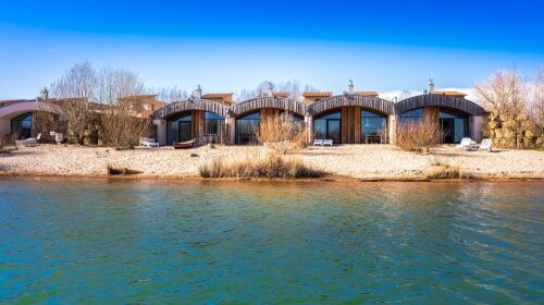 Ebenerdiges Dünenhaus Comfort mit eigenen Strandabschnitt und Seezugang
1 Wohn- / Essbereich mit Einbauküche, Esstisch, Couch (mit Schlaffunktion für die 3. Person - gegen Aufpreis), Flat-TV, 1 Kaminofen
1 Schlafzimmer mit 1 Doppelbett (180 x 200),
1 B