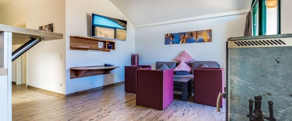 Ebenerdiges Dünenhaus Comfort mit eigenen Strandabschnitt und Seezugang 1 Wohn- / Essbereich mit Einbauküche, Esstisch, Couch (mit Schlaffunktion für die 3. Person - gegen Aufpreis), Flat-TV, 1 Kaminofen 1 Schlafzimmer mit 1 Doppelbett (180 x 200), 1 B