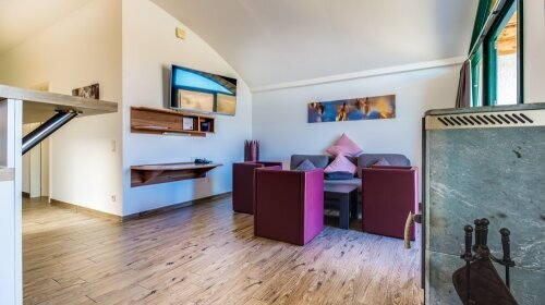 Ebenerdiges Dünenhaus Comfort mit eigenen Strandabschnitt und Seezugang
1 Wohn- / Essbereich mit Einbauküche, Esstisch, Couch (mit Schlaffunktion für die 3. Person - gegen Aufpreis), Flat-TV, 1 Kaminofen
1 Schlafzimmer mit 1 Doppelbett (180 x 200),
1 B
