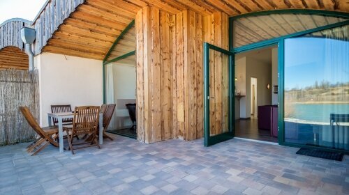 Ebenerdiges Dünenhaus Familia Comfort mit eigenen Strandabschnitt und Seezugang
1 Wohn- / Essbereich mit Einbauküche, Esstisch, Couch (mit Schlaffunktion für die 5. Person - gegen Aufpreis), Flat-TV, 1 Kaminofen
2 Schlafzimmer mit je 1 Doppelbett (180 x