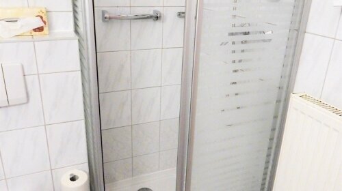 Dusche mit flachem Einstieg im Badezimmer Doppelzimmer Komfort! Instaliert Oktober 2017!