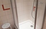 Die Dusche im Badezimmer Doppelzimmer Standard!