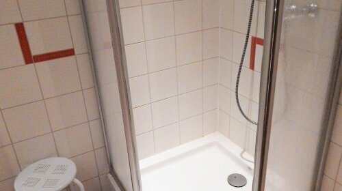 Die Dusche im Badezimmer Doppelzimmer Standard!