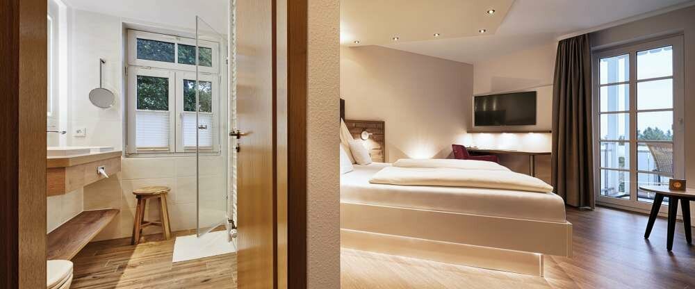 Doppelzimmer 23 bis 29 qm für bis zu drei Personen Typ/Kategorie Doppelzimmer mit Balkon, 23 bis 29 qm für bis zu drei Personen. Nichtraucherzimmer. Hunde erlaubt. Ausstattung Doppelzimmer ohne Teppichboden im Gästehaus. Die Balkone mit Blic