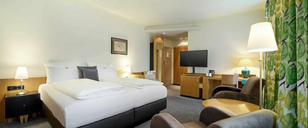 Die Komfort Zimmer im Haupthaus sind großzügig geschnittene, freundlich und komfortabel eingerichtete Zimmer mit Schreibtisch und Sitzecke für zwei Personen – zum großen Teil mit Sessel und Doppelbettcouch. In der Komfort-Kategorie schlafen Sie in Doppelb