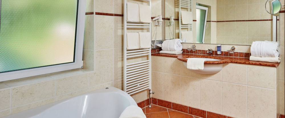 Badezimmer mit Eckbadewanne