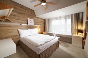 Auch in den kleinsten Zimmern finden Sie alles, was Sie für Ihren Komfort brauchen: ein Bett mit den Maßen 160 x 200 cm, ein Badezimmer mit WC und Dusche, eine Schrankwand und einen Nachttisch. Ein LCD-Sat-TV, eine Minibar, ein Sicherheitsfach, ein Haartr