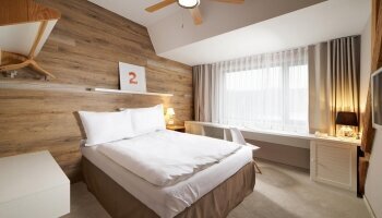 Auch in den kleinsten Zimmern finden Sie alles, was Sie für Ihren Komfort brauchen: ein Bett mit den Maßen 160 x 200 cm, ein Badezimmer mit WC und Dusche, eine Schrankwand und einen Nachttisch. Ein LCD-Sat-TV, eine Minibar, ein Sicherheitsfach, ein Haartr