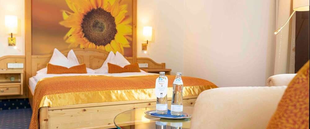 Geräumiges Zimmer auf der 1. Etage, ruhig zur Waldseite gelegen mit großem Doppelbett (180 x 210 cm), gemütlicher Sitzgelegenheit (Couch), Radio, Kabel-TV, Telefon, kostenloses WLAN, Teestation mit Wasserkocher, Minibar (Erstbefüllung kostenfrei) und Zimm