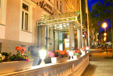 Eingang Bahnhofsstraße abends, Quelle: Hotel Alexandra