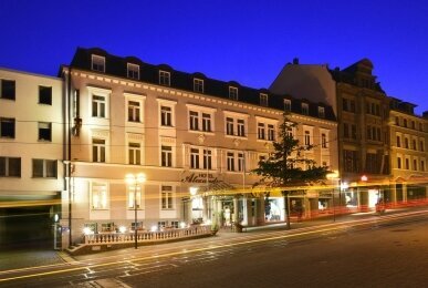 Eingang Bahnhofstraße abends, Quelle: Hotel Alexandra