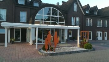 Eingang mit Familie und Springbrunnen