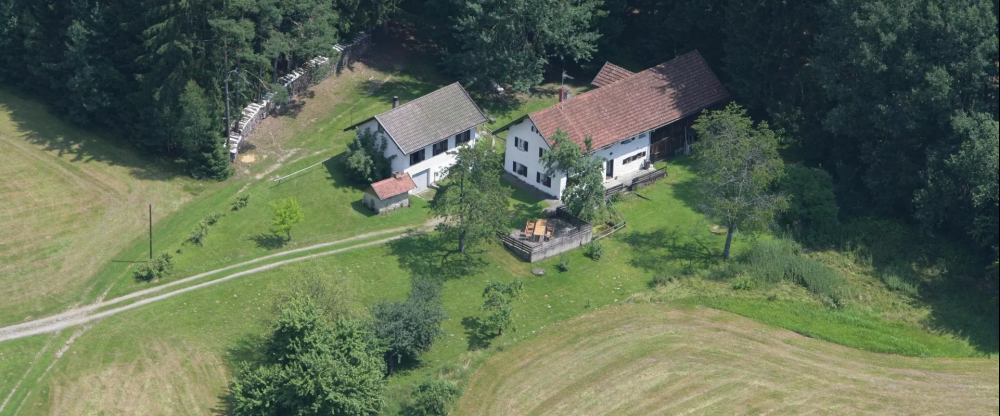 Bei einer Buchung für vier Personen. Vermietet wird das komplette Haus in dem in 4 Doppelzimmern 8 Personen Platz haben. Im OG und EG befindet sich je 1 Toilette, im EG eine Etagendusche