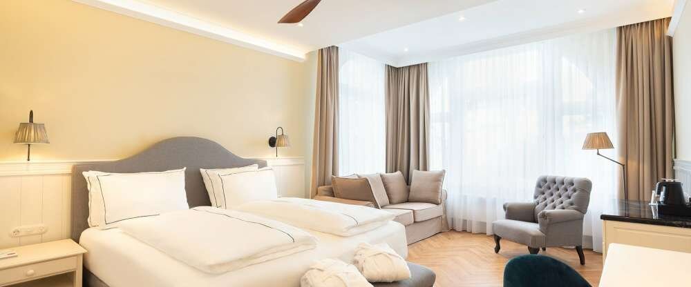 Die 6 Einraumappartments des Strandhotels befinden sich in der ersten und zweiten Etage der Jugendstilvilla (kein Aufzug vorhanden). Diese wurde Anfang des 20. Jahrhunderts erbaut und erinnert mit ihren geschwungenen Verzierungen und großflächigen Ornamen