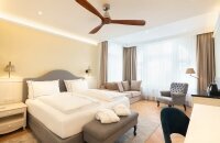 Die 6 Einraumappartments des Strandhotels befinden sich in der ersten und zweiten Etage der Jugendstilvilla (kein Aufzug vorhanden). Diese wurde Anfang des 20. Jahrhunderts erbaut und erinnert mit ihren geschwungenen Verzierungen und großflächigen Ornamen