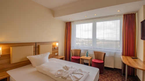 Zimmergröße: 15m²
Betten-Typ: Einzel
Bettgröße: 1,60 x 2,00 m
