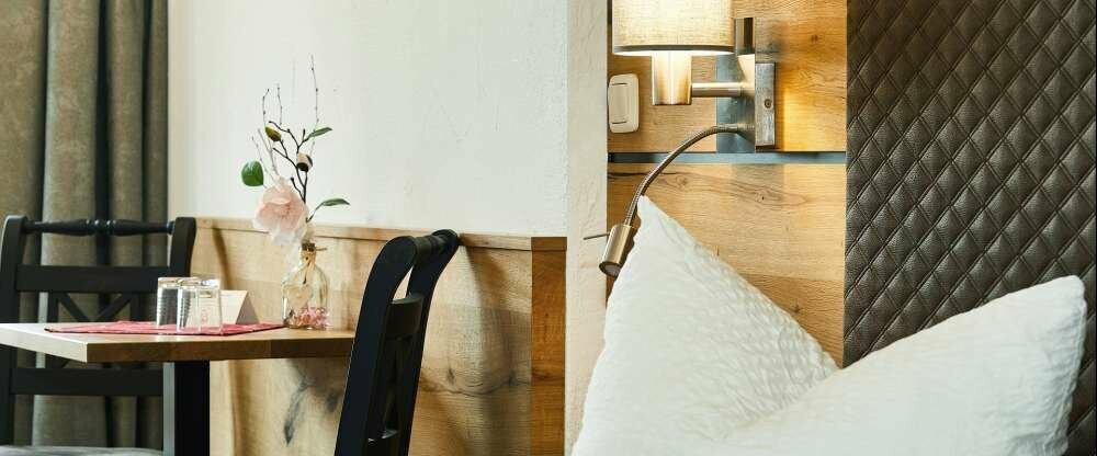 Balkon, Radio, Schreibtisch, Sitzbereich, Heizung, Kabelkanäle Flachbild-TV, Holz- oder Parkettböden, Wecker Sauna, Schrank, Allergikerfreundlich, Bettwäsche, Gartenmöbel, Obere Stockwerke mit Fahrstuhl erreichbar, Schlafsofa, Steckdose in Bettnähe 