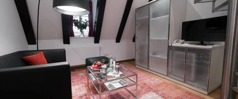 Unsere modernen Standardzimmer sind bis zu 35 qm groß und auf zwei Etagen verteilt, welche durch eine stilvolle Glastreppe verbunden wird. Die Zimmer über Twin-Betten (100x200), Klimaanlage, Flat-TV, Föhn, Bademantel, Minibar, Safe, freies WLAN und eine W