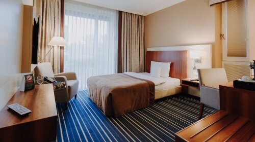 Auch Alleinreisende müssen bei Ihrem Aufenthalt im Lind Hotel auf nichts verzichten. Viel Platz, eine stilvolle Einrichtung und erstklassiger Service sind der Rahmen für einen erholsamen Aufenthalt.

Einzelreisenden bieten die komfortablen Einzelzimmer 