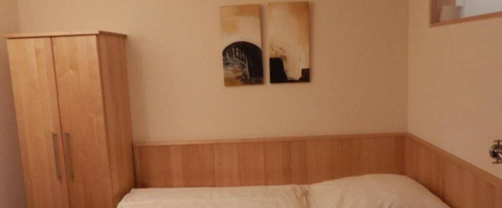 Das Einzelzimmer verfügt über ein Einzelbett (Boxspringbett) und die Bettwäsche ist Allergiker freundlich. Ein Badezimmer mit Dusche / WC, ein Haartrockner, Flachbild-TV mit Satellitenkanälen, ein Kleiderschrank mit Safe und ein Schreibtisch/Ablagetisch. 
