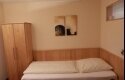 Das Einzelzimmer verfügt über ein Einzelbett (Boxspringbett) und die Bettwäsche ist Allergiker freundlich. Ein Badezimmer mit Dusche / WC, ein Haartrockner, Flachbild-TV mit Satellitenkanälen, ein Kleiderschrank mit Safe und ein Schreibtisch/Ablagetisch. 