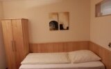 Das Einzelzimmer verfügt über ein Einzelbett (Boxspringbett) und die Bettwäsche ist Allergiker freundlich. Ein Badezimmer mit Dusche / WC, ein Haartrockner, Flachbild-TV mit Satellitenkanälen, ein Kleiderschrank mit Safe und ein Schreibtisch/Ablagetisch. 