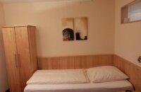 Das Einzelzimmer verfügt über ein Einzelbett (Boxspringbett) und die Bettwäsche ist Allergiker freundlich. Ein Badezimmer mit Dusche / WC, ein Haartrockner, Flachbild-TV mit Satellitenkanälen, ein Kleiderschrank mit Safe und ein Schreibtisch/Ablagetisch. 