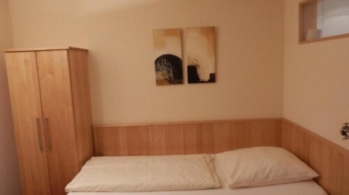 Das Einzelzimmer verfügt über ein Einzelbett (Boxspringbett) und die Bettwäsche ist Allergiker freundlich. Ein Badezimmer mit Dusche / WC, ein Haartrockner, Flachbild-TV mit Satellitenkanälen, ein Kleiderschrank mit Safe und ein Schreibtisch/Ablagetisch. 