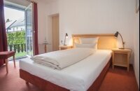 Die Einzelzimmer sind mit einem Kleiderschrank und separatem Badezimmer / Dusche, Haartrockner, einem Schreibtisch, modernem Flat TV und gratis WLAN ausgestattet.