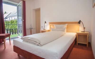 Die Einzelzimmer sind mit einem Kleiderschrank und separatem Badezimmer / Dusche, Haartrockner, einem Schreibtisch, modernem Flat TV und gratis WLAN ausgestattet.