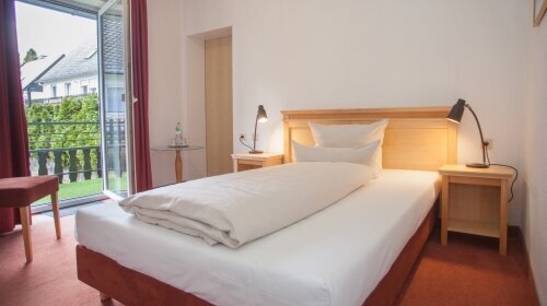 Die Einzelzimmer sind mit einem Kleiderschrank und separatem Badezimmer / Dusche, Haartrockner, einem Schreibtisch, modernem Flat TV und gratis WLAN ausgestattet.