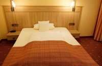 Die stilvoll eingerichteten Einzel-Zimmer im St. Martiner Castell verbinden modernen Komfort mit dem besonderen Charme der Pfalz. Warme Farben, hochwertige Materialien und liebevolle Details schaffen eine entspannte Wohlfühlatmosphäre.