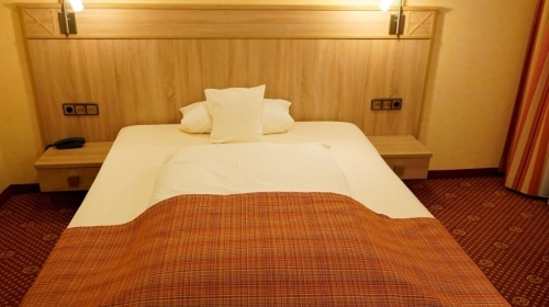 Die stilvoll eingerichteten Einzel-Zimmer im St. Martiner Castell verbinden modernen Komfort mit dem besonderen Charme der Pfalz. Warme Farben, hochwertige Materialien und liebevolle Details schaffen eine entspannte Wohlfühlatmosphäre.