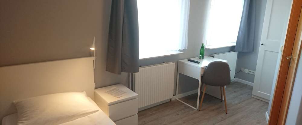 Wohnbeispiel: Einzelzimmer mit Dusche/WC, Kabel-Flat TV und Sitzgelegenheit.