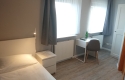 Wohnbeispiel: Einzelzimmer mit Dusche/WC, Kabel-Flat TV und Sitzgelegenheit.