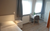 Wohnbeispiel: Einzelzimmer mit Dusche/WC, Kabel-Flat TV und Sitzgelegenheit.