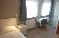 Wohnbeispiel: Einzelzimmer mit Dusche/WC, Kabel-Flat TV und Sitzgelegenheit.