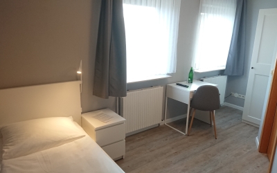Wohnbeispiel: Einzelzimmer mit Dusche/WC, Kabel-Flat TV und Sitzgelegenheit.