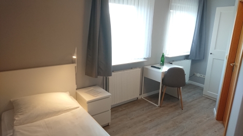 Wohnbeispiel: Einzelzimmer mit Dusche/WC, Kabel-Flat TV und Sitzgelegenheit.