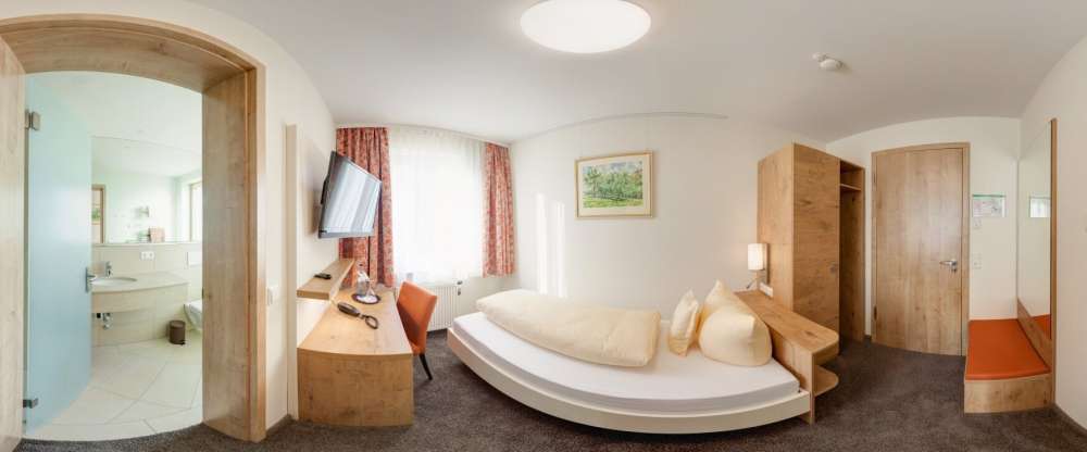 In unseren Einzelzimmern wohnen Sie auf ca. 20m² und schlafen Sie in einem Einzelbett mit Tiefschlafmatratze (200cm x 90/100cm). Jedes Zimmer verfügt über eine Sitzgelegenheit mit Schreibtisch.