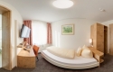 In den Einzelzimmern wohnen Sie auf ca. 20m² und schlafen Sie in einem Einzelbett mit Tiefschlafmatratze (200cm x 90/100cm). Jedes Zimmer verfügt über eine Sitzgelegenheit mit Schreibtisch.