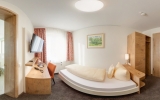 In unseren Einzelzimmern wohnen Sie auf ca. 20m² und schlafen Sie in einem Einzelbett mit Tiefschlafmatratze (200cm x 90/100cm). Jedes Zimmer verfügt über eine Sitzgelegenheit mit Schreibtisch.