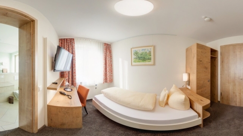 In unseren Einzelzimmern wohnen Sie auf ca. 20m² und schlafen Sie in einem Einzelbett mit Tiefschlafmatratze (200cm x 90/100cm). Jedes Zimmer verfügt über eine Sitzgelegenheit mit Schreibtisch.
