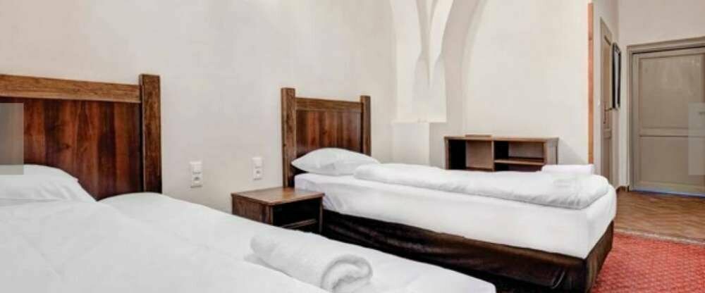 Im Schlossgebäude finden Sie auch Einzelzimmer, die mit gehobenem Komfort ausgestattet sind. Dazu gehören u.a. 32-Zoll-LED-Fernseher mit SAT-Fernsehen, Duschkabine mit flachem, ebenerdigen Duschbecken, Telefon, Schreibtisch, WLAN 