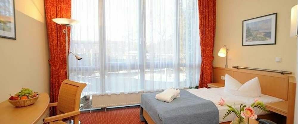 Die Einzelzimmer verfügen über folgende Ausstattung: Bett 100 x 200 Sitzgelegenheit Schreibtisch bzw. Tisch Flatscreen-TV, Telefon Zimmersafe Bademantel und Mineralwasser bei Anreise, W-LAN gratis Dusche, WC Fön, Kosmetikspiegel Auswahl diverser Kosmetika