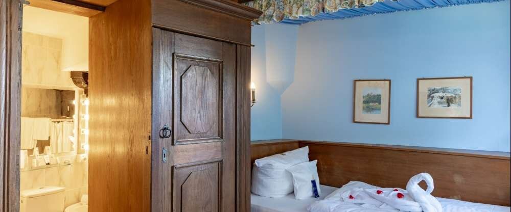 Mit viel Liebe zum Detail wurde jedes einzelne der 22 Hotelzimmer ganz individuell in die Gegebenheiten der historischen Burg eingebettet. Somit gleicht kein Domizil dem anderen. Mal ist es ein Bad, welches Sie durch eine Geheimtür im Kleiderschrank errei