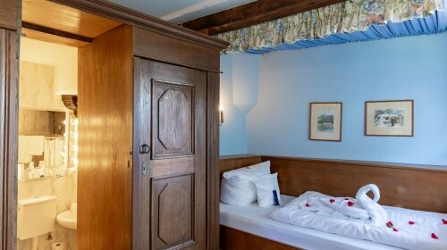 Mit viel Liebe zum Detail wurde jedes einzelne der 22 Hotelzimmer ganz individuell in die Gegebenheiten der historischen Burg eingebettet. Somit gleicht kein Domizil dem anderen. Mal ist es ein Bad, welches Sie durch eine Geheimtür im Kleiderschrank errei