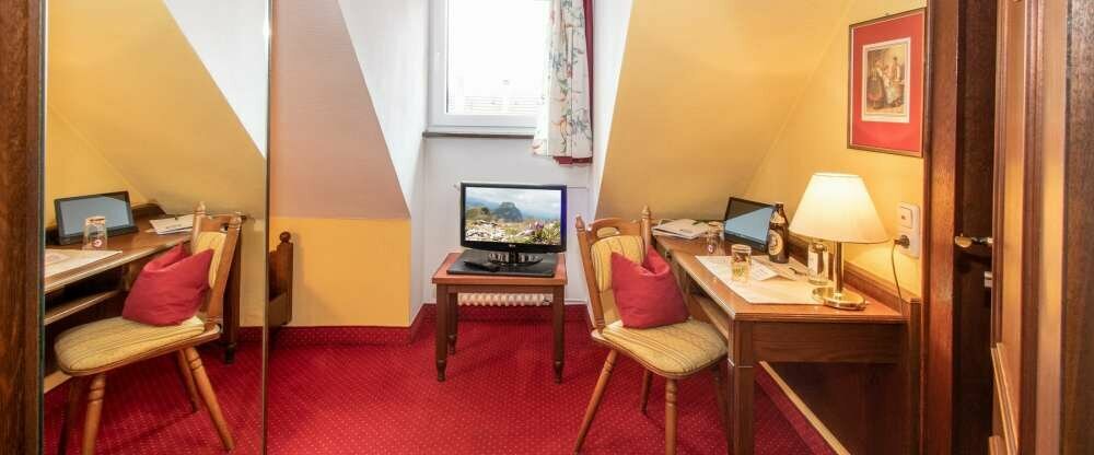 Die Einzelzimmer bieten Komfort, wie Sie ihn erwarten. Incl.kostenfreiem WLAN im ganzen Haus, Dusche bzw. Bad und WC, Fön, Flachbild-TV, Radio und Telefon. Zusätzliche inclusive Leistungen: Königscard mit über 250 Gratis-Leistungen im schönen Allgäu, 